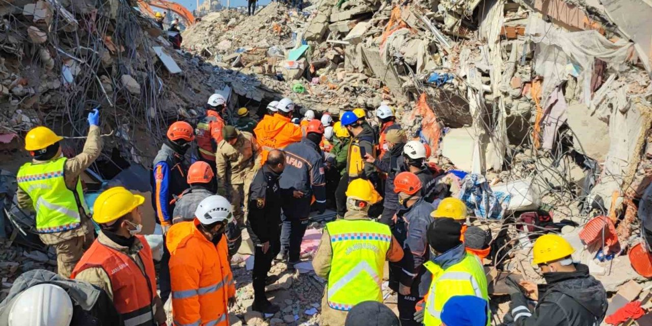 128’inci Saatte Çifte Sevinç, Baba İle Bebeği Sağ Kurtarıldı