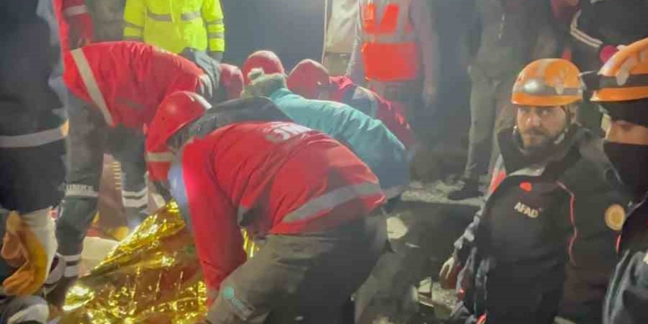 Afad Ekipleri 120 Saat Sonra Enkazdan Bir Vatandaşı Sağ Çıkardı