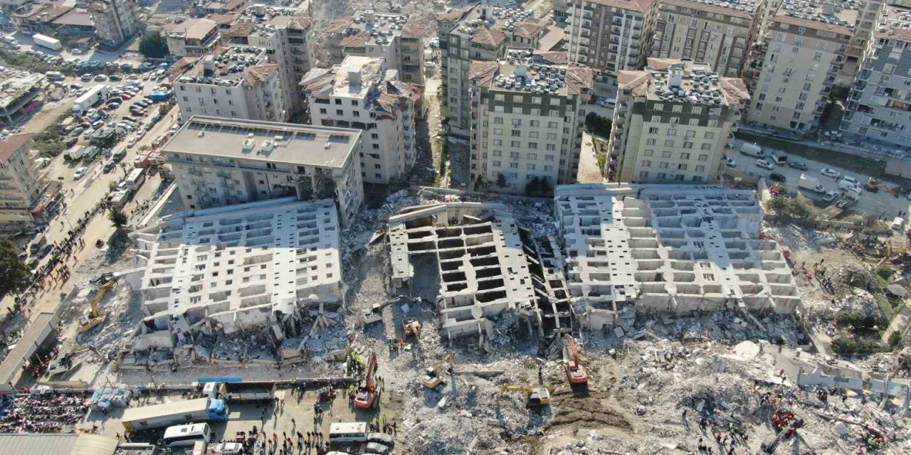 "cennetten Bir Köşe" Diye Satışa Sunulan 12 Katlı 250 Daireli Rönesans Rezidans Yerle Bir Oldu