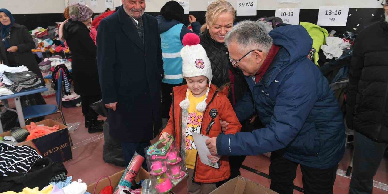 Başkan Büyükkılıç, Depremzedeleri Kaldıkları Yurtta Ziyaret Etti