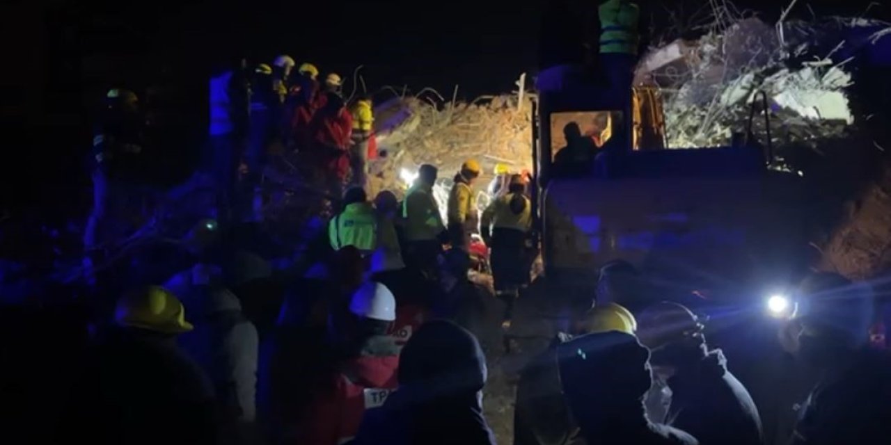 Tunceli Afad Ve Makedon Ekip, 114 Saat Sonra Depremzedeyi Enkazdan Canlı Çıkardı
