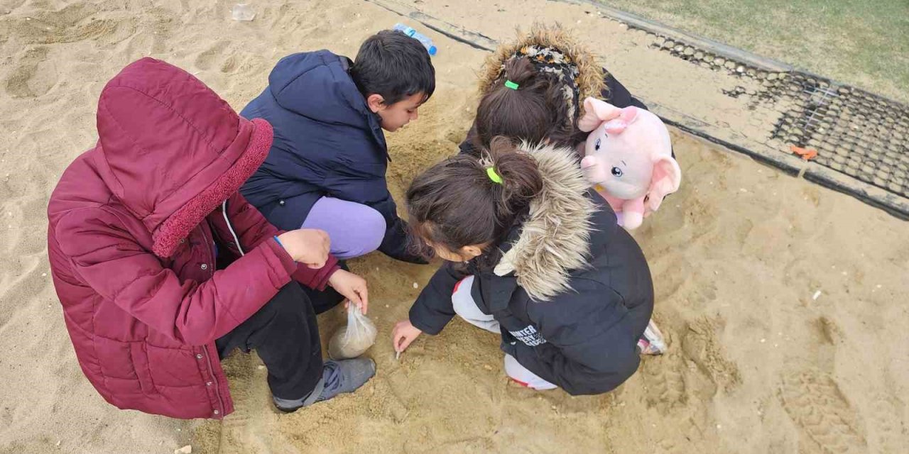 Deprem Bölgesinde Çocuk Olmak: Tek İstekleri Yeni Oyuncak