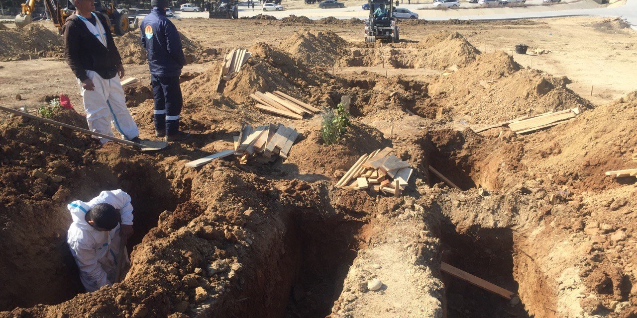 Adana’da Depremde Ölen 500’den Fazla Vatandaş İçin Mezarlar Açılıyor