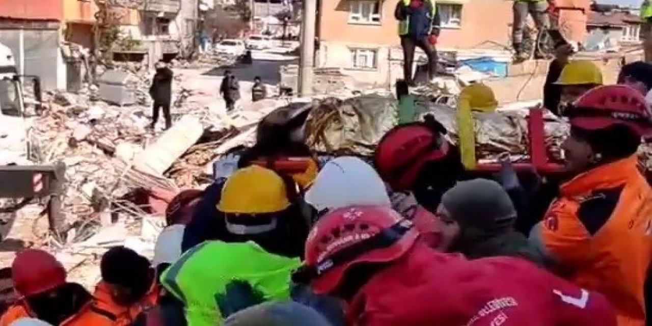 Hamile Kadın 129 Saat Sonra Enkazdan Çıkartıldı