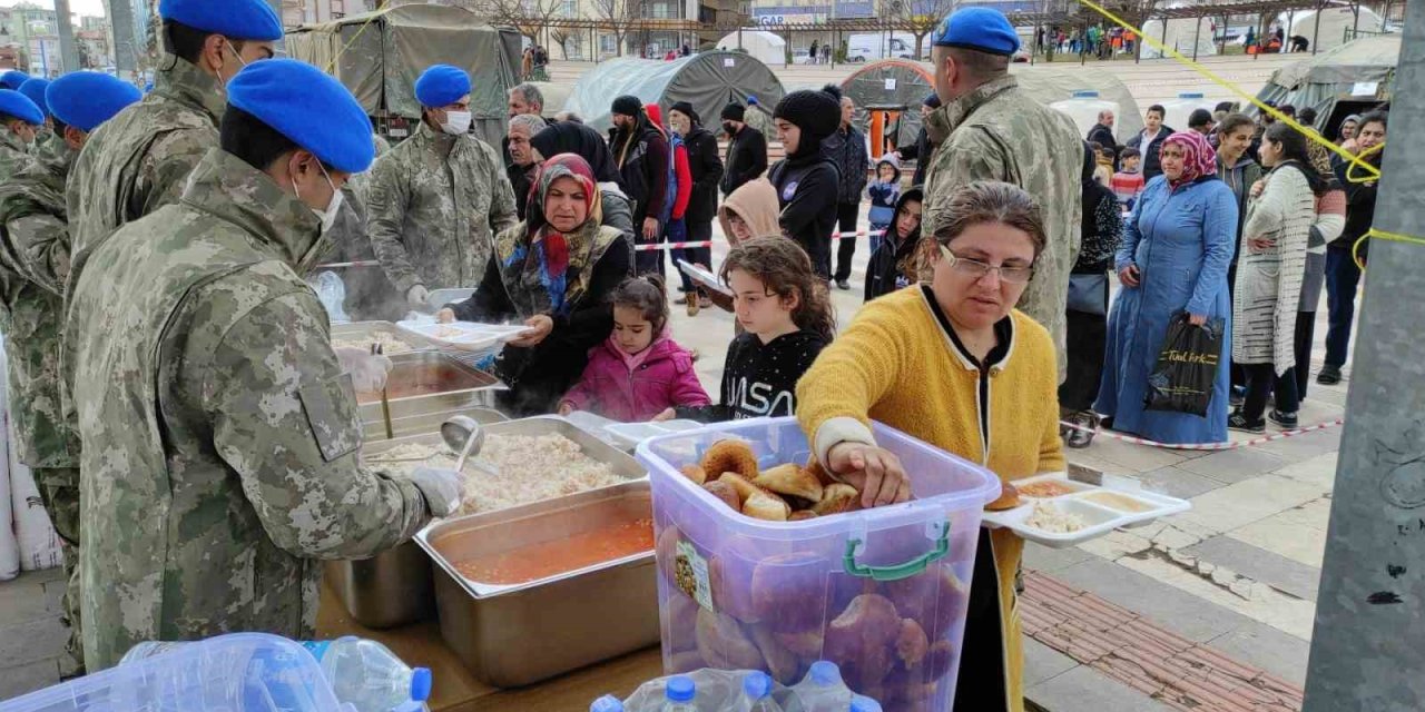 Mehmetçik’ten Depremzedelere Sıcak Yemek İkramı