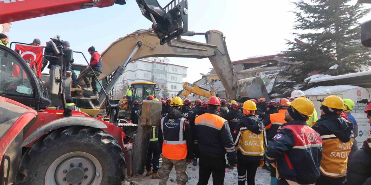 121. Saatte Depremin Kalbinde Tüm Ekipler, Ülkü’yü Çıkarmak İçin Seferber