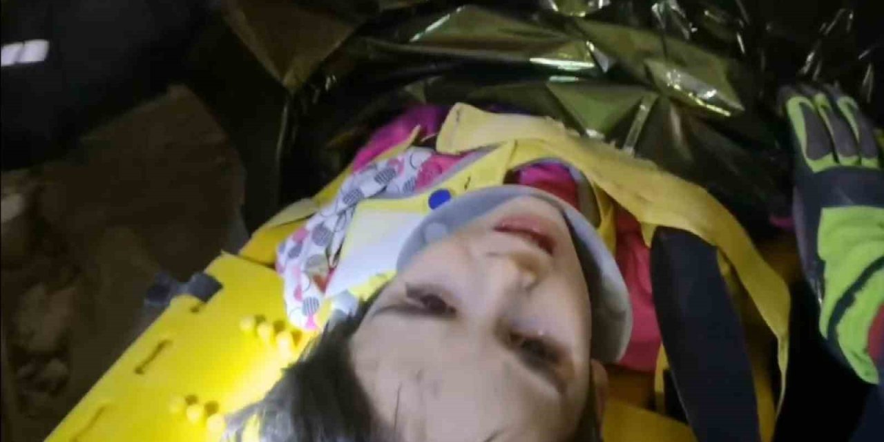 Polis Baba Ve 4 Yaşındaki Oğlunun Enkazdan Çıkarılma Anı