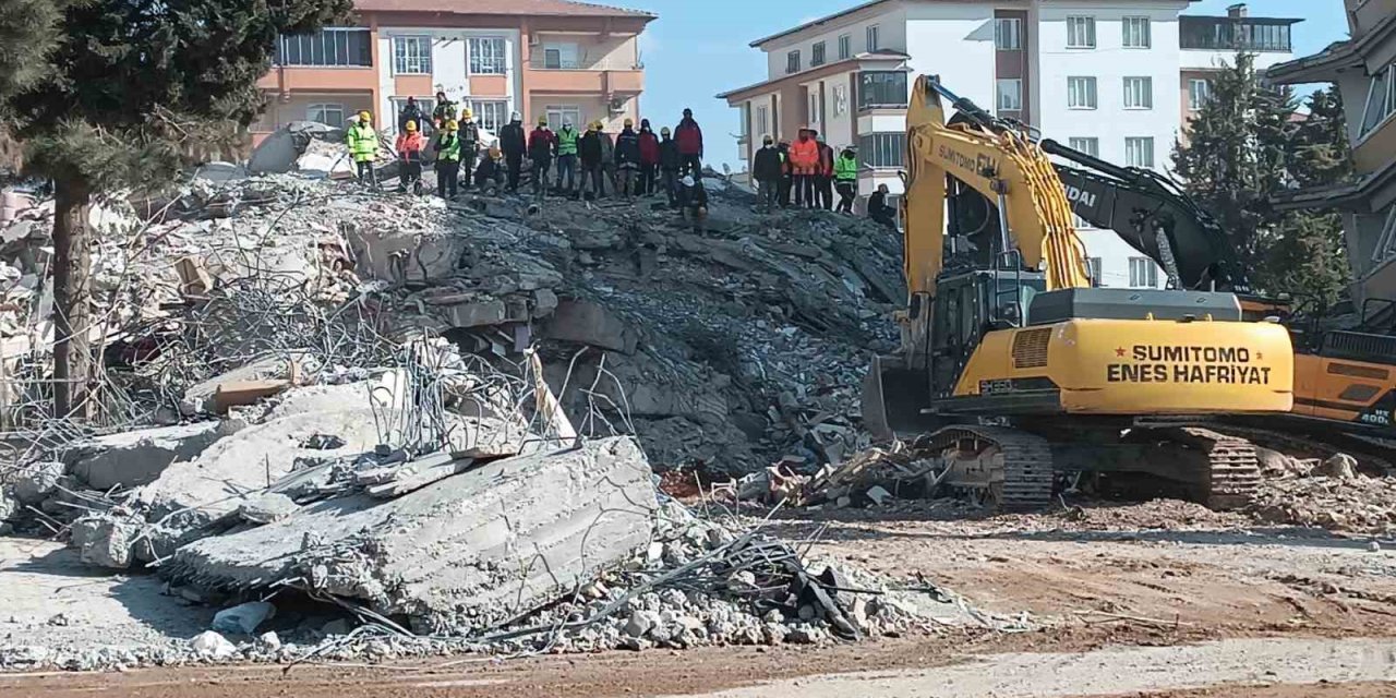 Ayşe-mehmet Polat Sitesi’nde Arama Kurtarma Çalışmaları 131 Saattir Sürüyor