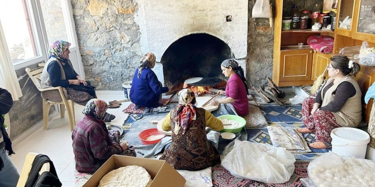 Gazipaşalı Ev Hanımları Bazlama Ve Yufka Ekmekleri Deprem Bölgesine Gönderiyor