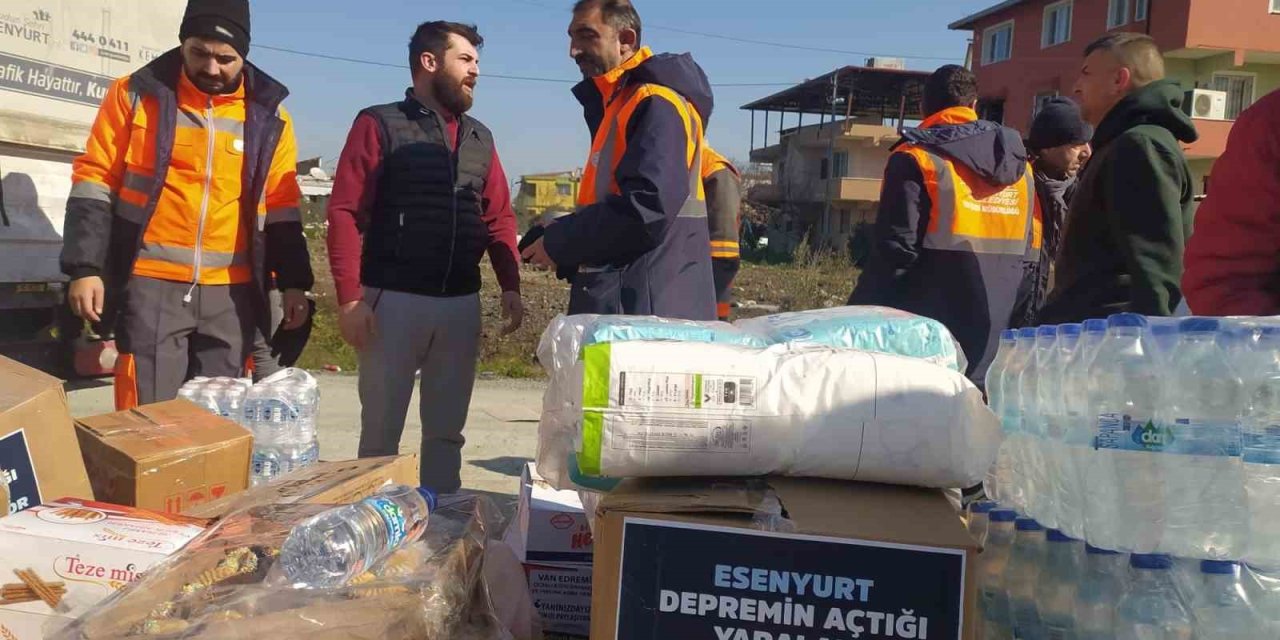 Yardımlar Depremzedelere Ulaştırılıyor