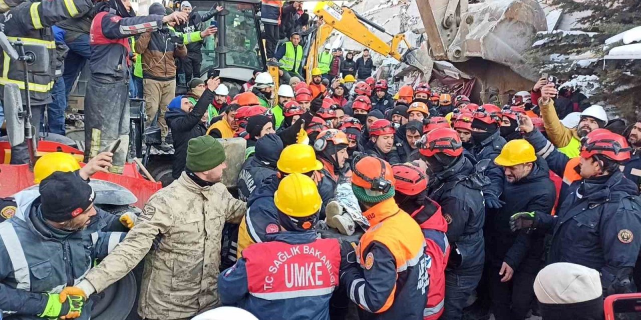 Depremin 122. Saatinde 34 Yaşındaki Ergin Güzeloğlu Enkazdan Sağ Olarak Çıkarıldı