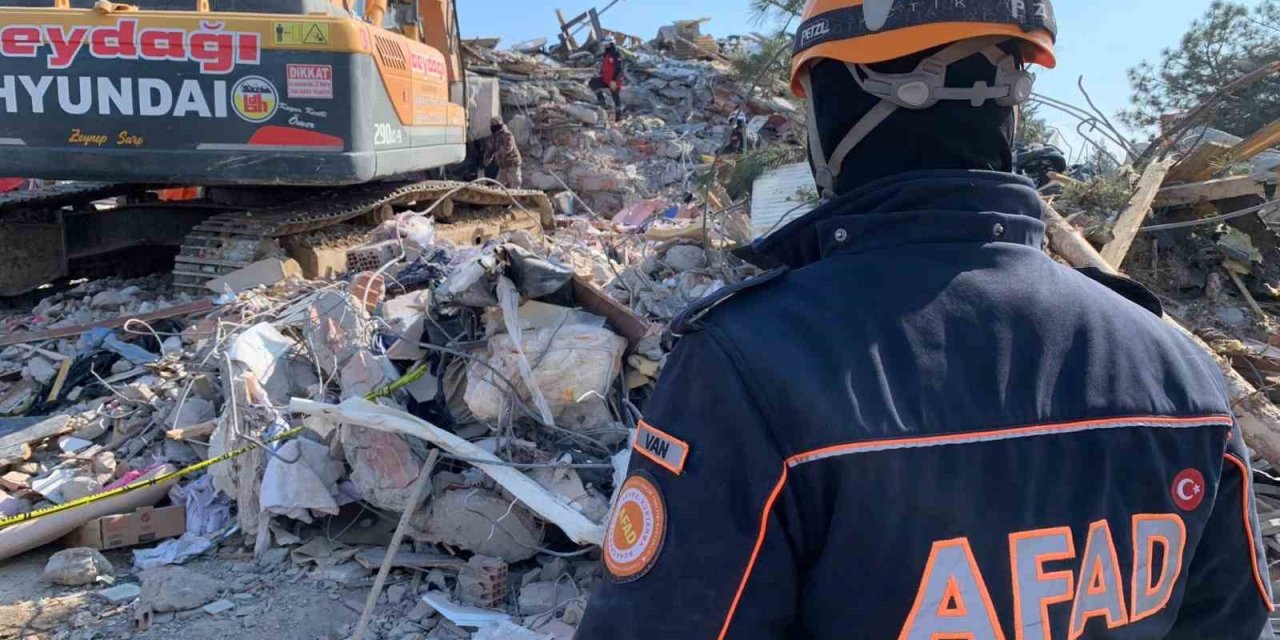 Van Afad Ekipleri Enkaz Altında Sıkışan Kediyi Kurtardı