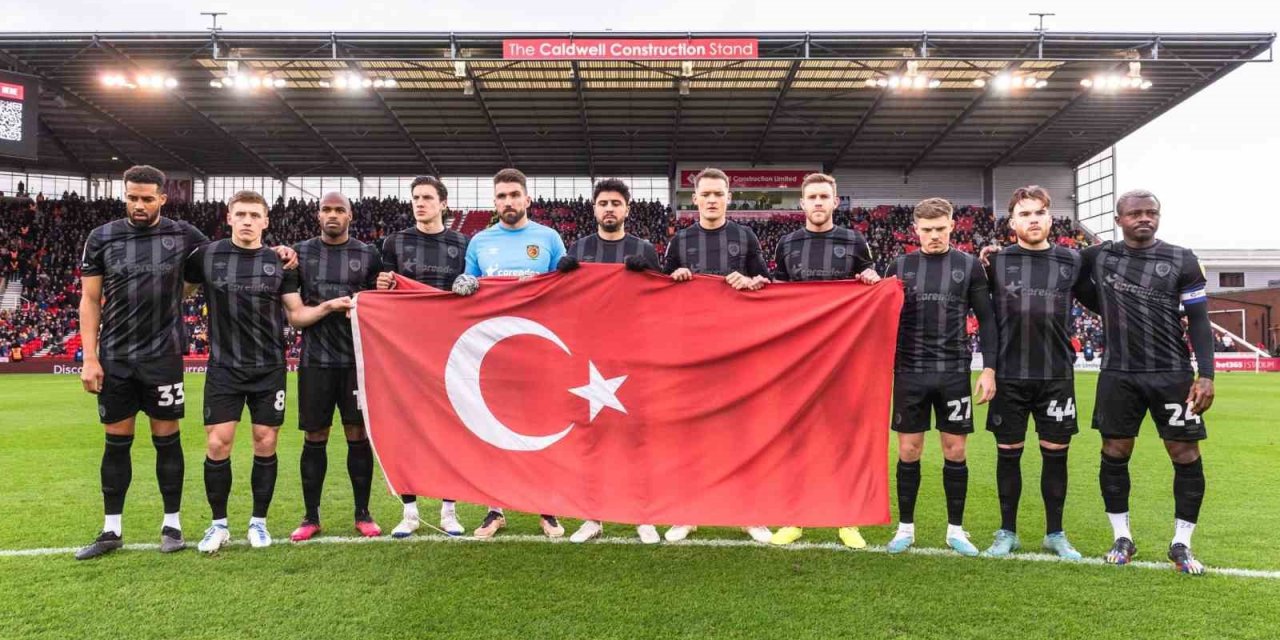 Hull City’den Türk Bayraklı Saygı Duruşu