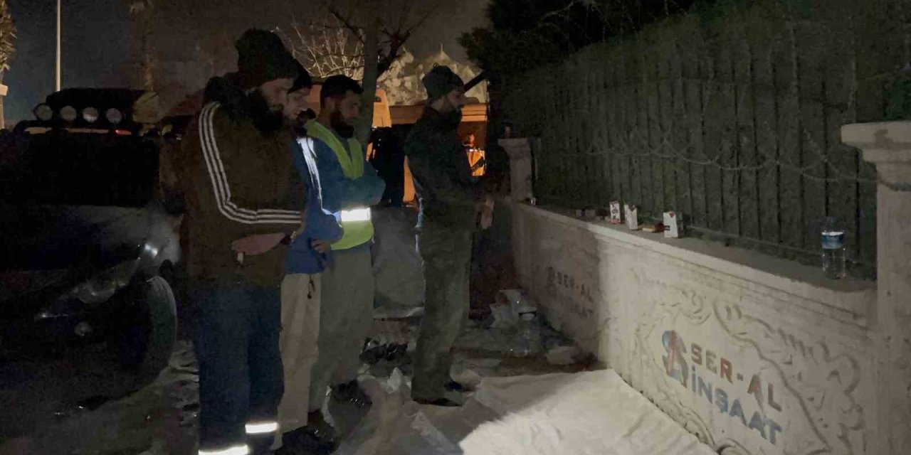 Hatay’da Arama Kurtarma Ekiplerinden Nöbetleşe Akşam Namazı