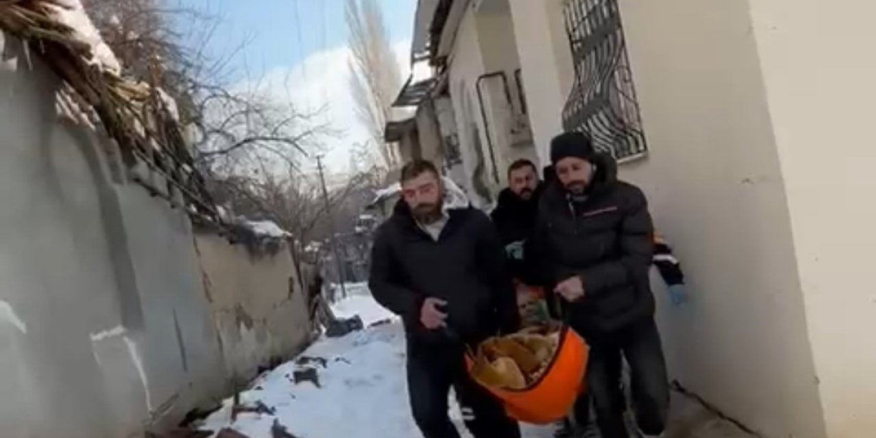 Deprem Sonrası Evinde Yalnız Kalan Alzheimer Hastası Kadına Sağlıkçılar Ulaştı