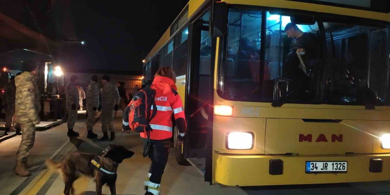 İstanbul’a 45 Depremzede Ve 33 İspanyol Arama Kurtarma Ekibi Geldi