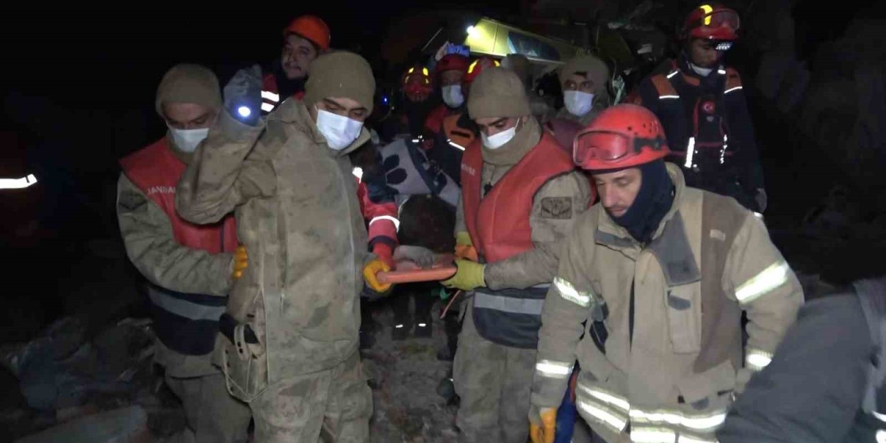 Hatay’da Sultan Teyze 137 Saat Sonra Enkaz Altından Çıkartıldı