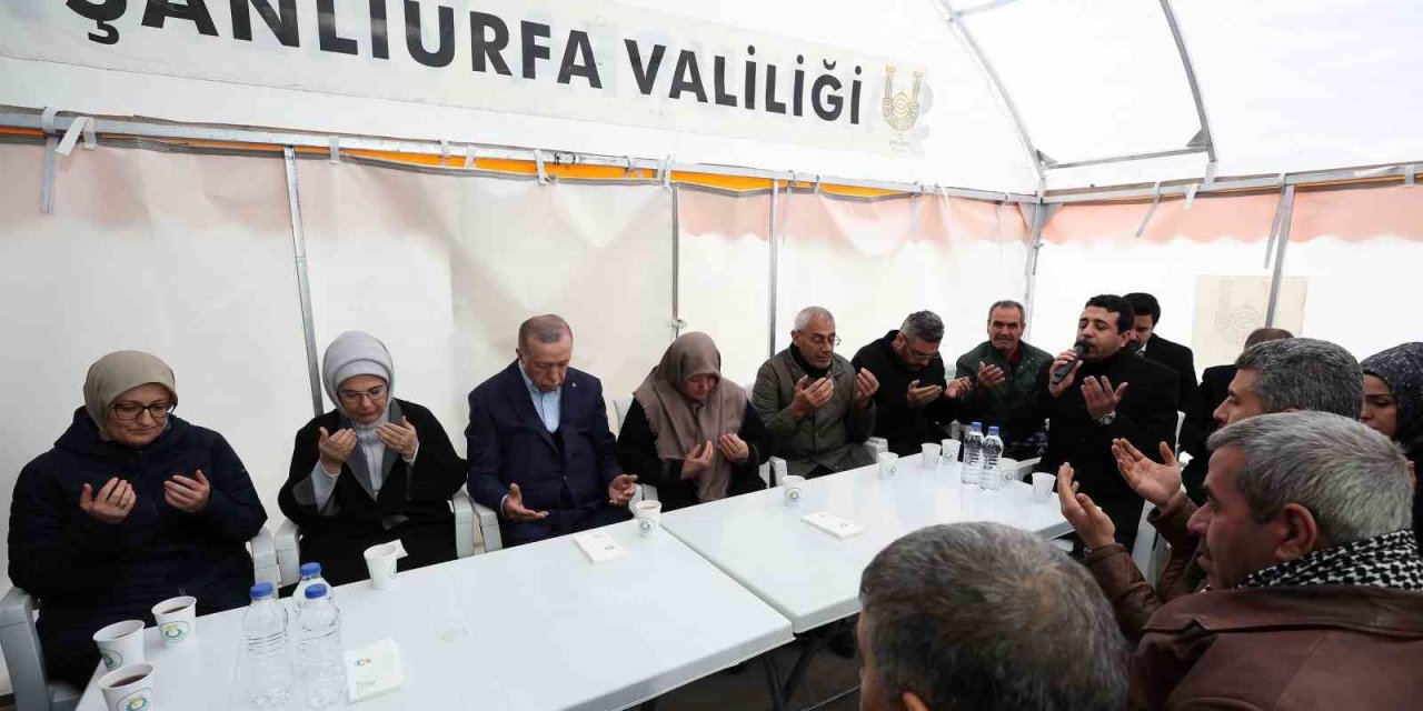 Cumhurbaşkanı Erdoğan, Çadır Kentte Depremzedeleri Ziyaret Etti