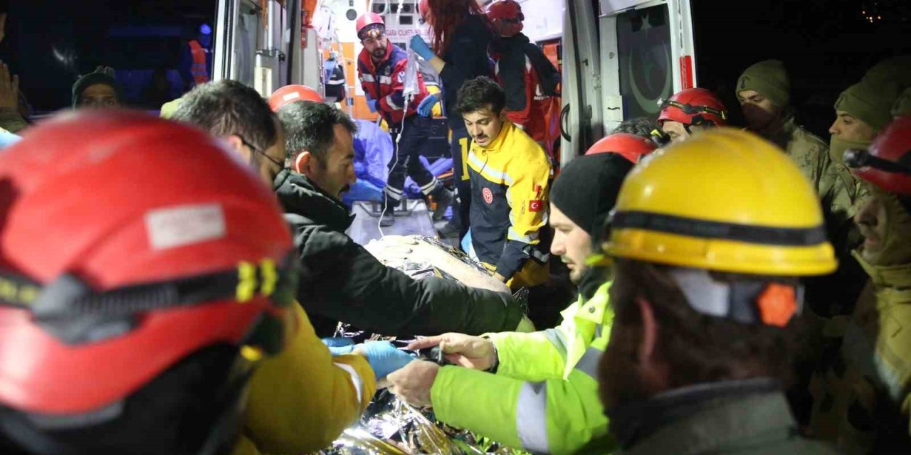 Depremin 137. Saatinde Enkaz Altından Çıkarıldı, Her Soruya Cevap Verdi
