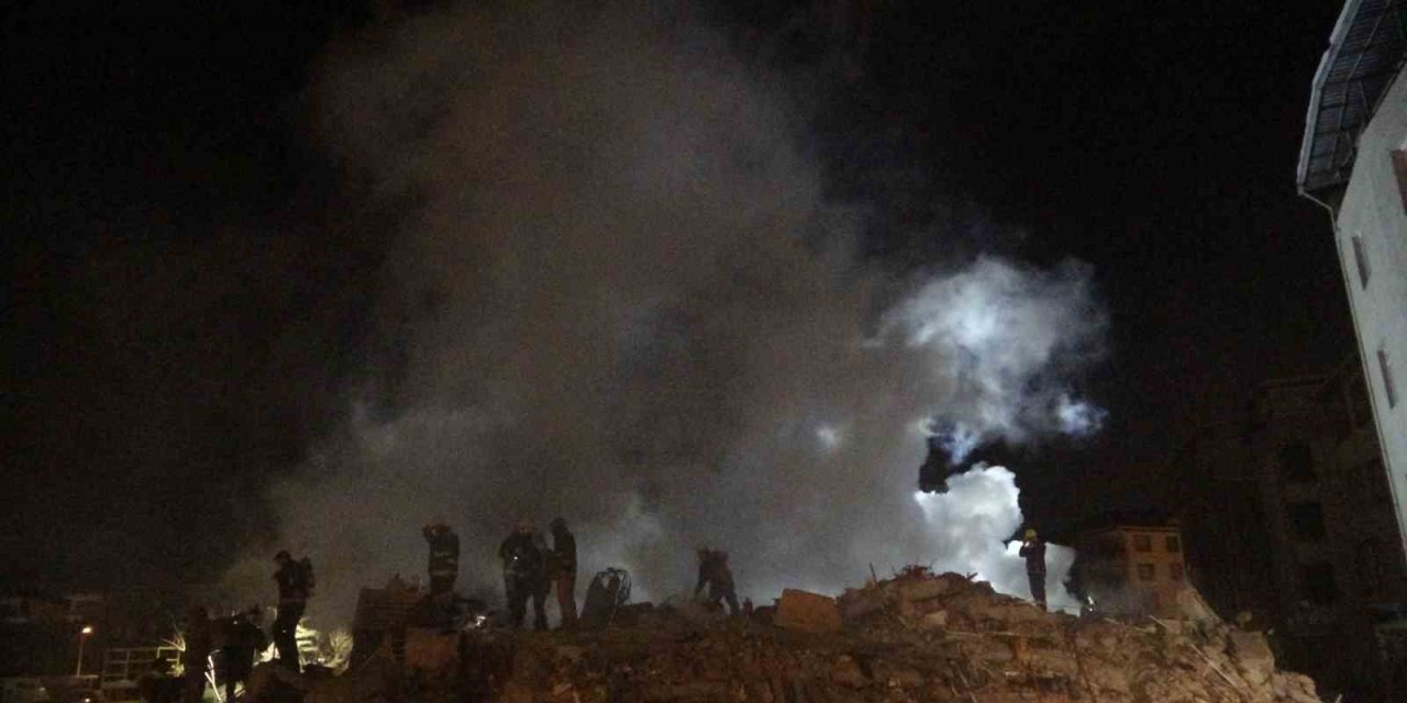 Enkazda Çalışmalar Sırasında Çıkan Yangını Ekipler Söndürdü