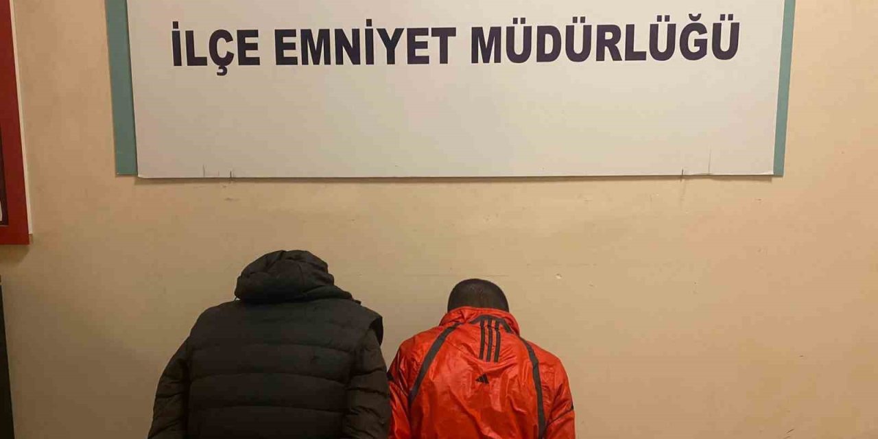 Kepenklerini Araçla Çarpıp Kırdıkları İşyerini Soydular