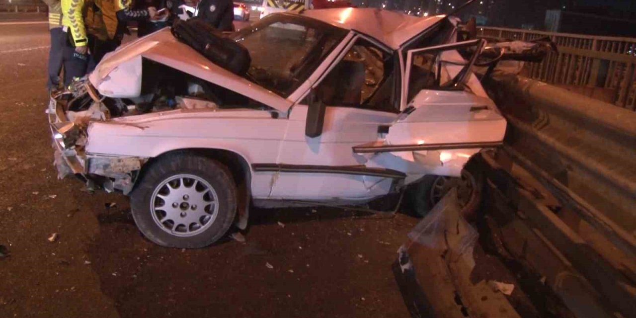 Ataşehir’de İki Araç Duraklama Yapan Otomobile Çarptı: 4 Yaralı