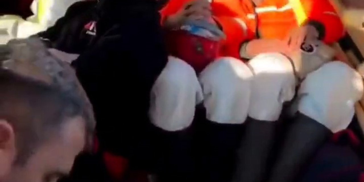 Enkaz Başında Yorgunluğunu Unutan Ekiplerin Yürek Isıtan Görüntüleri