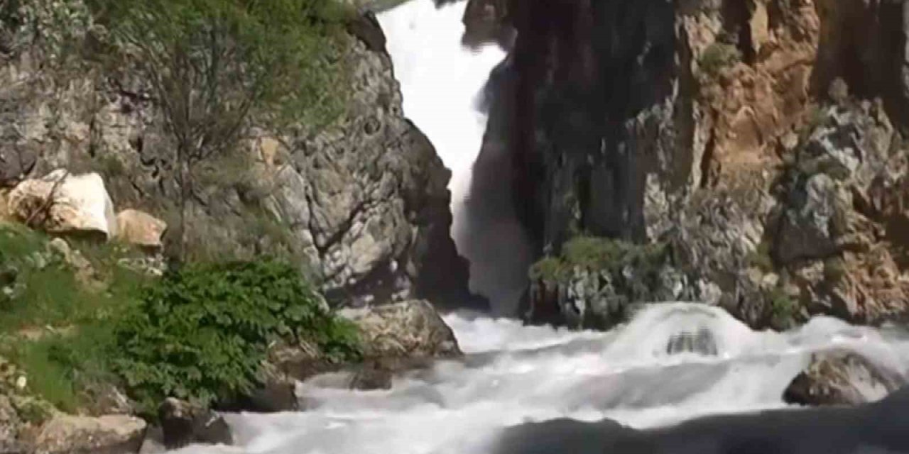 Deprem Sonrasında Şelalenin Suyu Kesildi