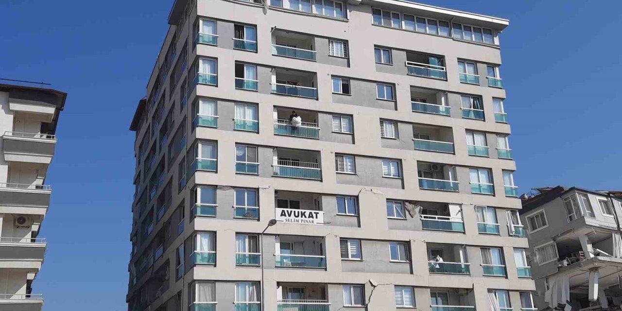 Deprem Bölgesinde 7. Kattan Eşya Alan Adam Canını Hiçe Saydı