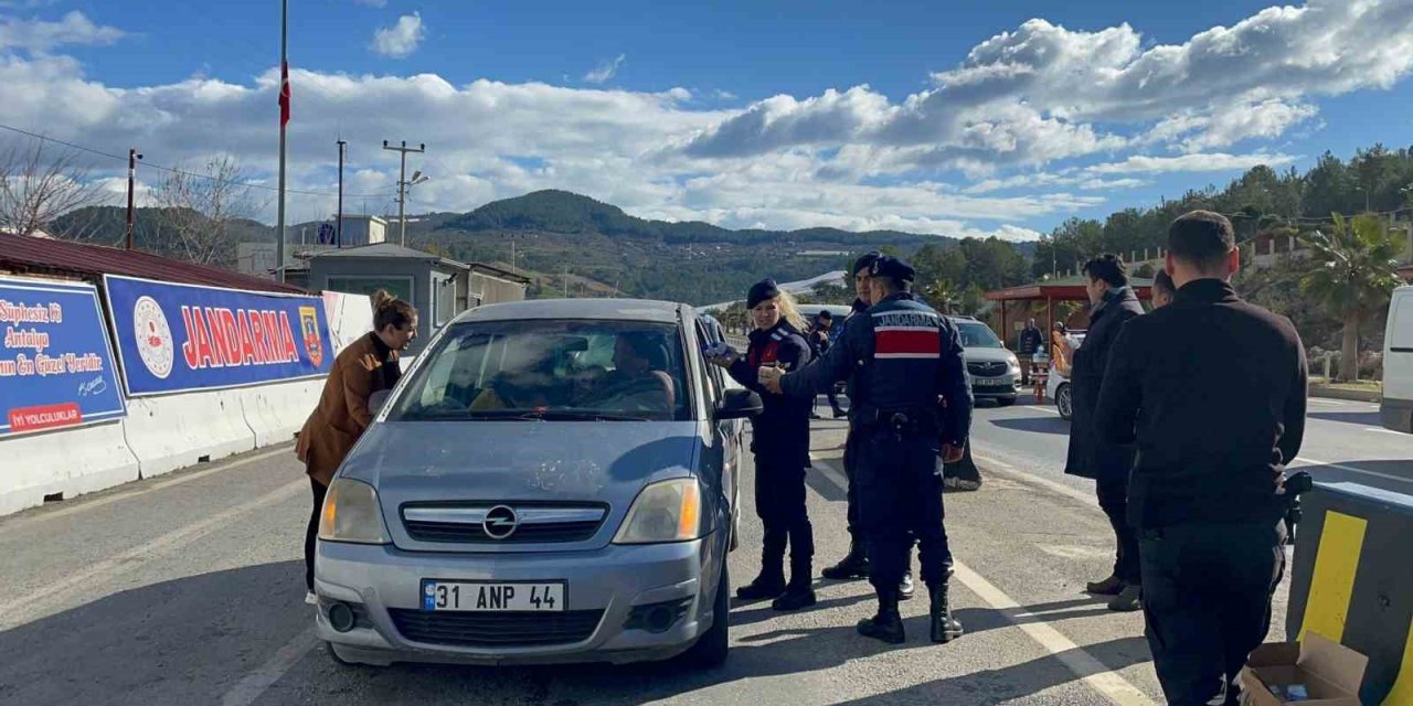 Jandarma Ekipleri Depremzedelere Yiyecek Ve İçecek İkramı Yapıyor