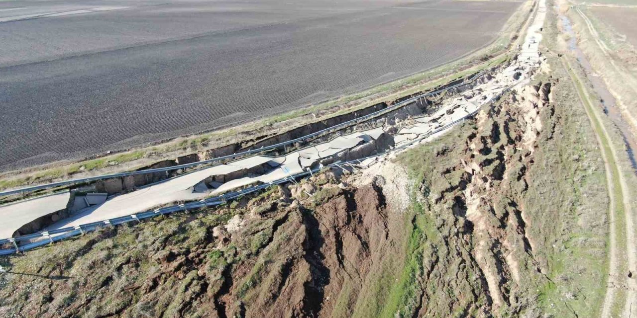 Depremin Merkezinden Korkunç Görüntü: Yol Yarıldı, Devasa Çatlaklar Oluştu