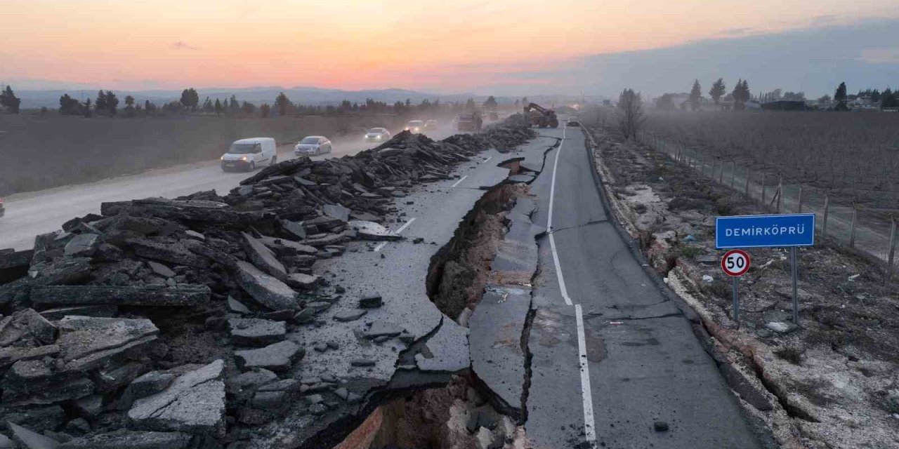 Yarılan Yol Havadan Görüntülendi