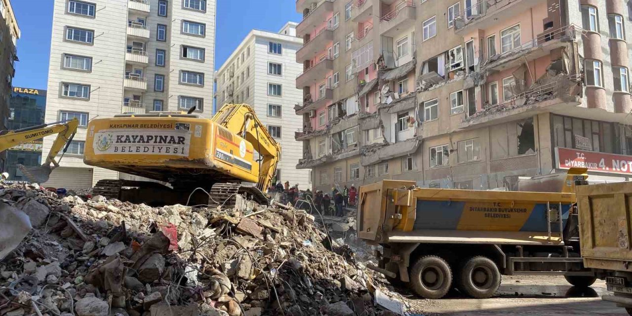 Diyarbakır’daki Enkazlarda Arama Kurtarma Çalışmaları Devam Ediyor