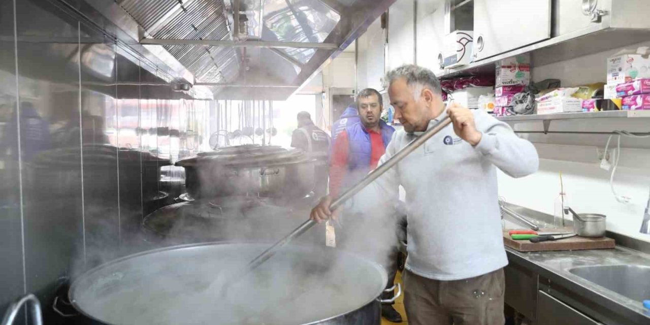 Hatay’da Depremzede Ve Görevli Personele Sıcak Yemek