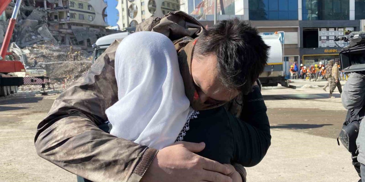 Enkazdan Sağ Çıktı, Güvenlik Güçlerine Sarıldı