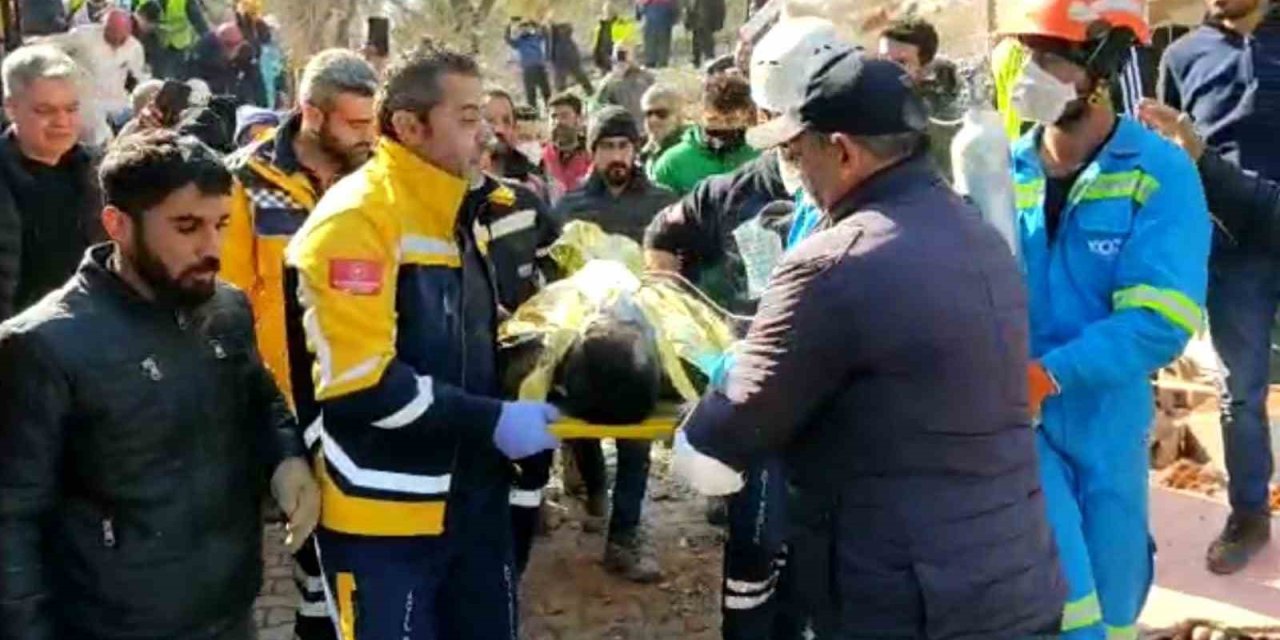 Deprem Bölgesinden Sevindirici Haberler Gelmeye Devam Ediyor