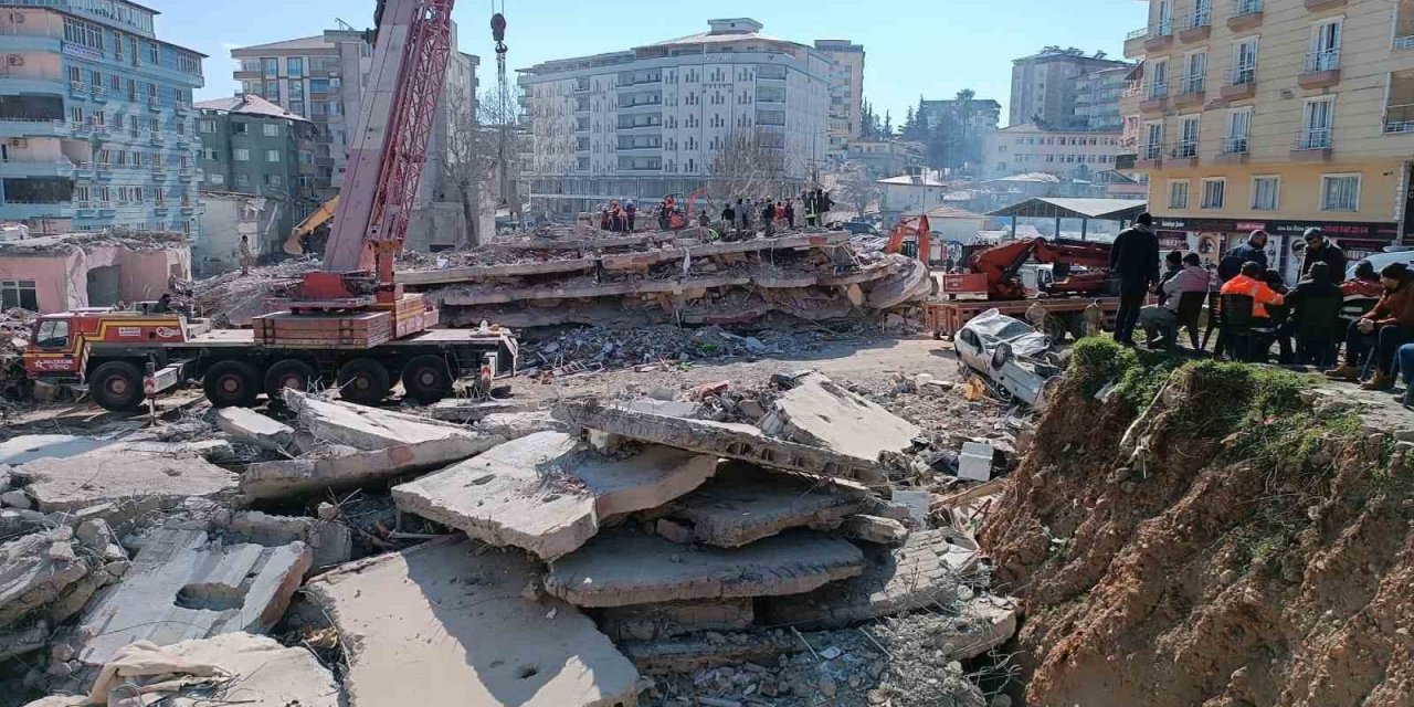 Enkaza Dönen Apartmanın 7 Ayrı Noktasında Arama Kurtarma Çalışması Yapılıyor