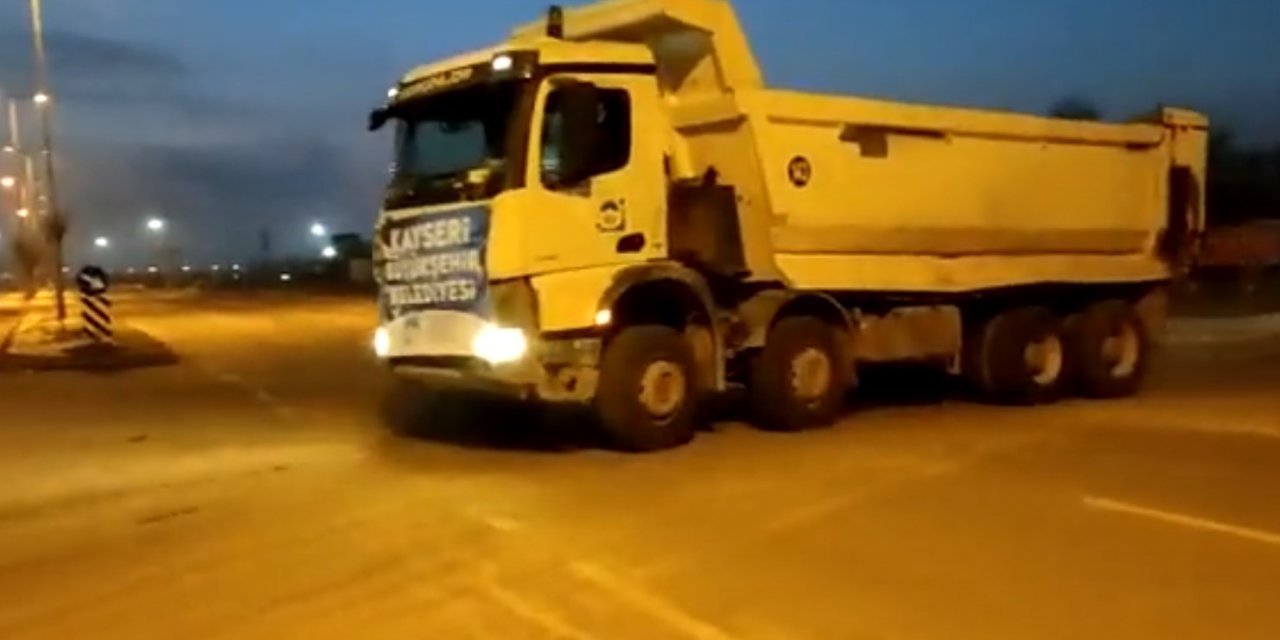 Kayseri Büyükşehir’den Deprem Bölgesine 5 Kamyon, 1 Pikap Ve 1 Karavan Daha Sevk Edildi