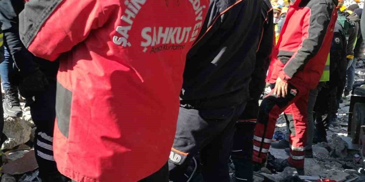 Şahkut, Nurdağı’nda 10 Kişiyi Enkazdan Canlı Çıkarttı