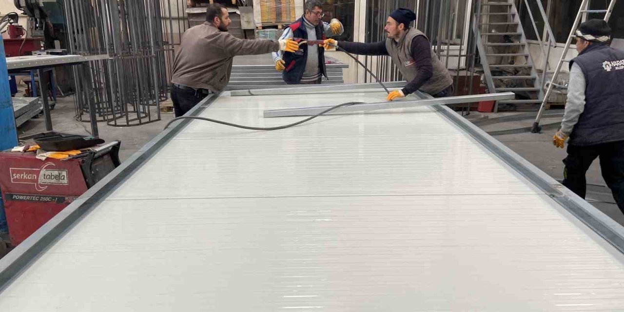 Farklı Sektörlerden Sanayi Ustaları Toplandı, Depremzedelere Konteyner Üretiyor