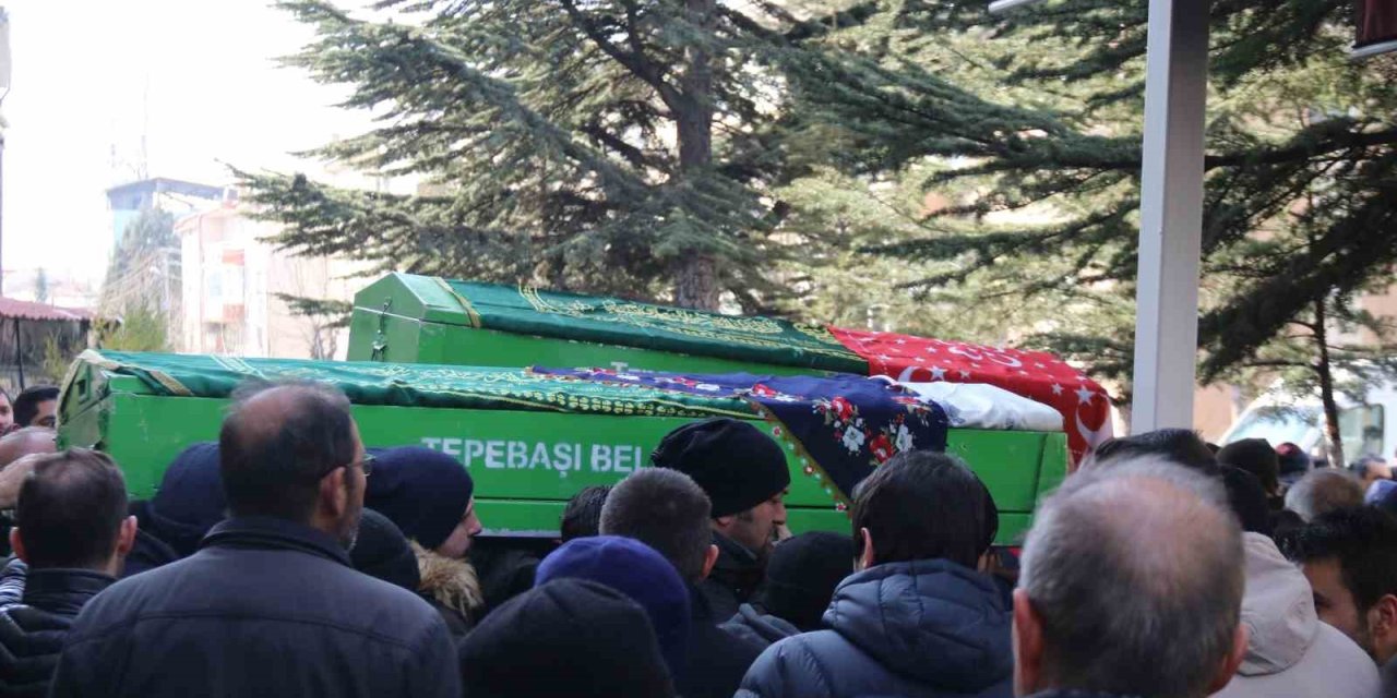 Depremde Hayatını Kaybeden Özlem Öğretmen Ve 5 Yaşındaki Kızı Toprağa Verildi