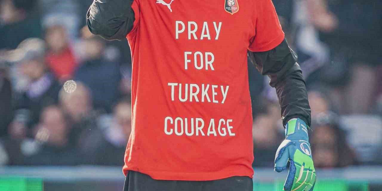 Doğan Alemdar, Sahaya ’türkiye İçin Dua Edin’ Tişörtüyle Sahaya Çıktı