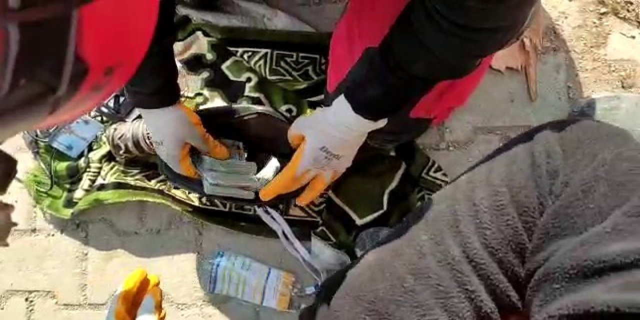 Binanın Enkazında 30 Bin 500 Dolar Bulundu