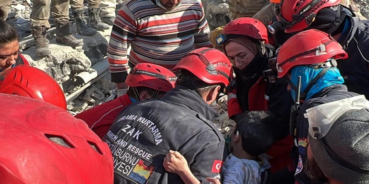 Gaziantep’te 9 Yaşındaki Semih Depremin 156. Saatinde Sağ Olarak Kurtarıldı