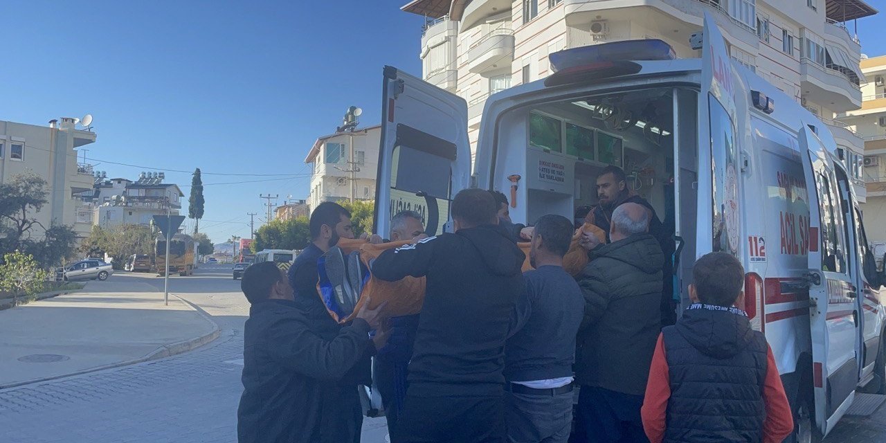 Antalya'da Hafif Ticari Araçla Motosikletin Çarpıştığı Kazada 2 Kişi Ağır Yaralandı