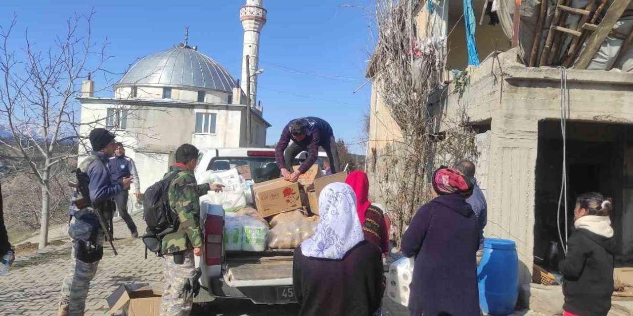 Kahramanmaraş’ta Yardım Malzemeleri Depremzedelere Ulaştırılıyor
