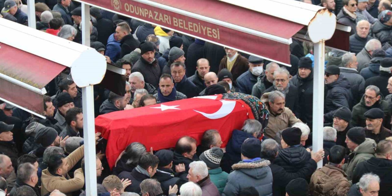 Depremde Hayatını Kaybeden Genç İcra Müdürü Eskişehir’de Toprağa Verildi