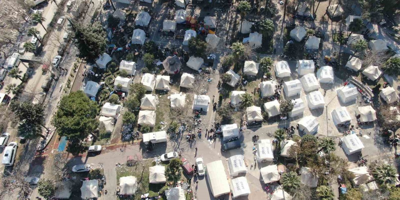 Hatay’daki Depremzedeler Kurulan Çadır Kentlerde Yaşamını Tutunuyor