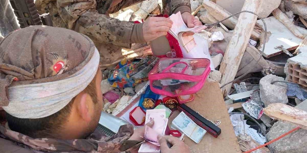 Madenciler Enkazdan Buldukları Yüklü Miktarda Paraları Jandarmaya Teslim Etti