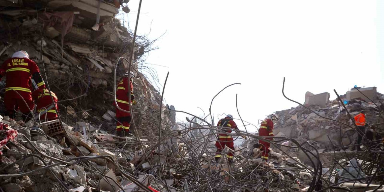 Türk Ve El Salvadorlu Ekipler 150 Saat Sonra 1 Kadın Ve 1 Çocuğu Enkazdan Sağ Çıkardı